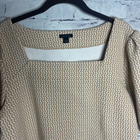 Large Ann Taylor short puff sleeve tan and white top - Picture 4 of 5